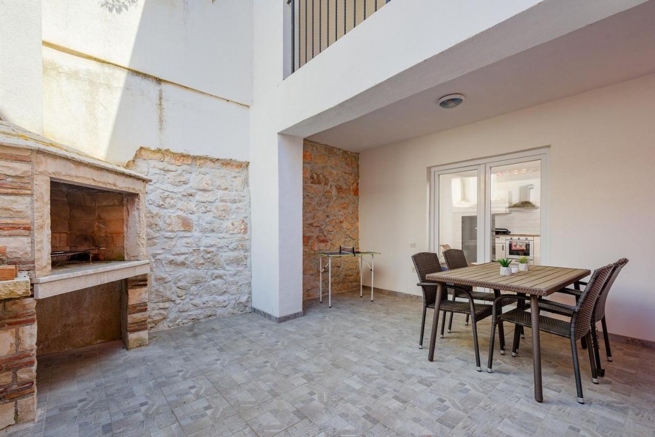 Center House With Apartments Umag Exteriér fotografie